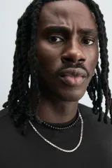 Camiseta de manga larga color crudo, corte ajustado y cuello redondo. Tiene aberturas en los puños y efecto lavado.