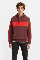 Buzo hoodie Levi's color borgoña con franja horizontal y detalles en rojo.