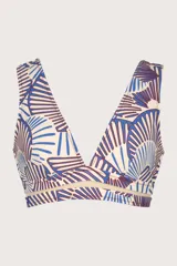 Top de bikini con estampado de abanicos en tonos azul y marrón sobre fondo blanco.