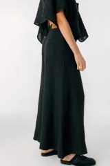 Pantalón marrón de lino, corte palazzo y tiro alto.