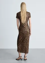 Vestido midi de mangas cortas con estampado animal print.