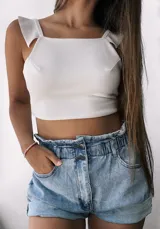 Short de jean celeste, con talle alto y diseño relajado.