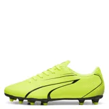 Championes de fútbol Puma modelo Vitoria FG para hombre, diseñados para césped natural firme. Presentan una capellada de material sintético imitación cuero en color negro con el icónico Formstrip de Puma en blanco en los laterales. Poseen cierre de cordones y suela con tapones de goma para una tracción óptima.