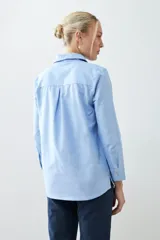 Camisa celeste de corte clásico, confeccionada en tela Oxford de algodón.