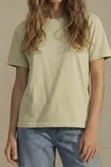 Remera color rosa claro de algodón peinado, corte oversize y mangas cortas.