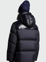 Campera impermeable con capucha, rellena de plumas, color azul.