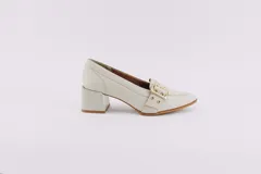 Zapato de cuero rojo con taco cuadrado y detalle de hebilla dorada.