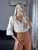 Blusa blanca de crepé de lino, con volados frontales, mangas 3/4 y estilo boho.