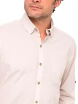 Camisa manga larga de hombre Rkf Galiton color salmón, confeccionada en algodón orgánico. Tiene cuello italiano, calce regular, cierre con botones de madera, bolsillo en el pecho con logo bordado y mangas ajustables con botones.