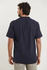 Camisa de manga corta color amarillo, con cuello mao y botones de coco.