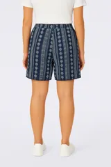 Short azul marino con estampado de líneas verticales y lunares blancos, cintura elástica y ruedo desflecado.