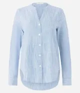 Camisa de manga larga con cuello V, abotonada frontal y rayas verticales en hilo tinto.