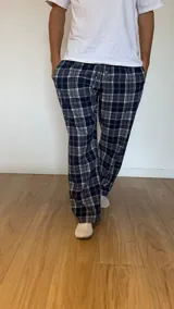 Pantalón de pijama de franela con diseño escocés, elástico en la cintura y dos bolsillos.