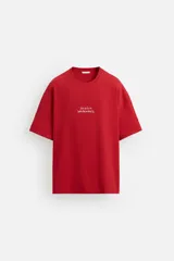 Camiseta roja de corte relajado, cuello redondo y manga corta. Estampado con texto en el frente y la espalda.