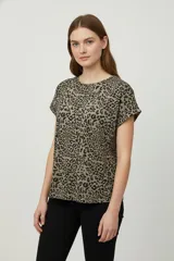 Remera de manga corta con estampado animal print, de corte holgado y cuello redondo.