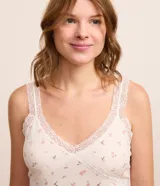 Blusa de pijama color crema con estampado floral, escote en V con encaje y tirantes finos.