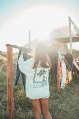 Buzo color crudo con cuello redondo y puños y cintura acanalados. Estampado en la espalda con diseño de palmera y texto enmarcado en damero.