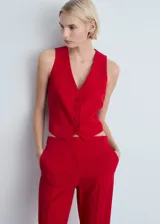 Chaleco de vestir rojo con escote en V y cierre frontal con botones.