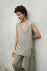 Chaleco color gris claro, de lino, con cuello en V y aberturas laterales.