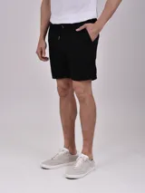 Bermuda de hombre color negro con cordón ajustable en la cintura y bolsillos laterales.