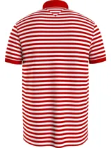 Chomba a rayas horizontales rojas y blancas, con cuello y mangas en color rojo liso. Logo de Tommy Hilfiger bordado en el pecho.