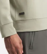 Buzo deportivo negro de poliéster con cuello redondo y mangas largas.