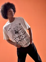 Remera color crema de corte oversized con estampado de Donald Duck.