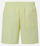 Bermuda masculina de microfibra color amarillo pálido, con cintura elástica ajustable mediante cordón y bolsillos laterales.