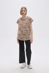 Remera marrón con estampado de ramas, corte holgado y mangas cortas.