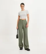 Pantalón sastrero verde oliva de corte recto y tiro alto, con cintura elastizada y pinzas.