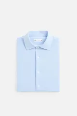 Camisa celeste a rayas verticales blancas, de corte recto, con cuello italiano abierto, manga larga con puños abotonados y cierre frontal con botones.