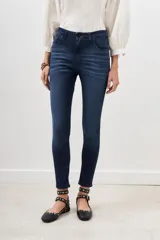 Pantalón jean slim azul oscuro.