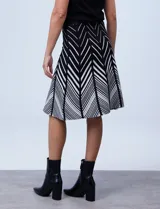 Falda tejida de corte corto, con diseño zigzag en color beige y cintura elástica.