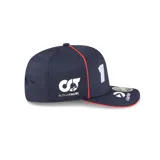 Gorra azul marino con visera curva y ribete rojo. En el frente tiene el número 1 bordado en blanco y el logo de Oracle Red Bull Racing. En el lateral izquierdo tiene el logo de Alphatauri y en el lateral derecho el logo de Viaplay. En la parte trasera tiene el logo de Red Bull.