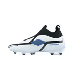 Championes de fútbol Umbro Fuzion, color negro, sin cordones, con cuello de tobillo tejido y suela con tapones para césped. Logo de Umbro en blanco en el lateral.