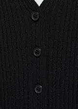 Top negro de punto acanalado con tirantes finos, escote en V y cierre frontal con botones.