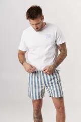 Short de baño con rayas verticales azules y blancas.
