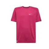 Remera deportiva Nike de hombre, color fucsia, de corte clásico, con mangas cortas y logo estampado en el pecho.