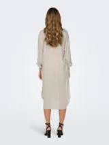Vestido camisero largo color beige, de lino, con cuello camisero, abotonado al frente y mangas largas con puños abotonados.