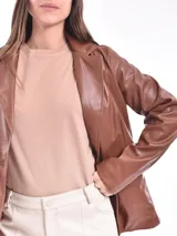 Blazer negro de cuero sintético con solapas de muesca, cierre frontal con un botón y bolsillos delanteros con solapa.