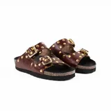 Sandalia marrón de cuero vacuno con detalle de tachas doradas en la capellada, plantilla birk forrada en cuero y fondo negro de eva.