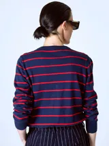 Cardigan azul marino con rayas horizontales rojas, cuello redondo y cierre frontal con botones.