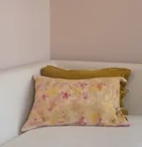 Almohadón rectangular de seda cruda teñida artesanalmente con té, flores, hojas, cortezas e insectos. El reverso es de chenille color mostaza.