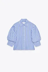 Camisa de cuello redondo con estampado de rayas verticales azules y blancas, manga larga abullonada y cierre frontal con botones.