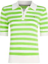 Chomba de punto a rayas horizontales verdes y blancas, con cuello polo blanco, cartera de cuatro botones y logo bordado de Tommy Hilfiger en el pecho.