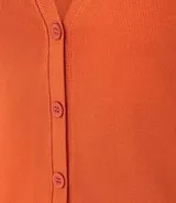 Blusa estilo chaleco color ladrillo, confeccionada en ribana con textura acanalada, sin mangas y con abotonado delantero.