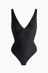 Body negro colaless de microfibra con escote en V pronunciado, breteles ajustables y copas con leve efecto moldeador en la cintura.