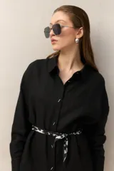 Vestido camisero corto negro de lino con botones tipo mostacillas y cinturón estampado.