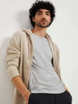 Musculosa azul de corte clásico, con cuello redondo y sisas amplias.