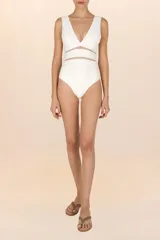Traje de baño entero color blanco, con escote en V y paneles de red en la cintura.